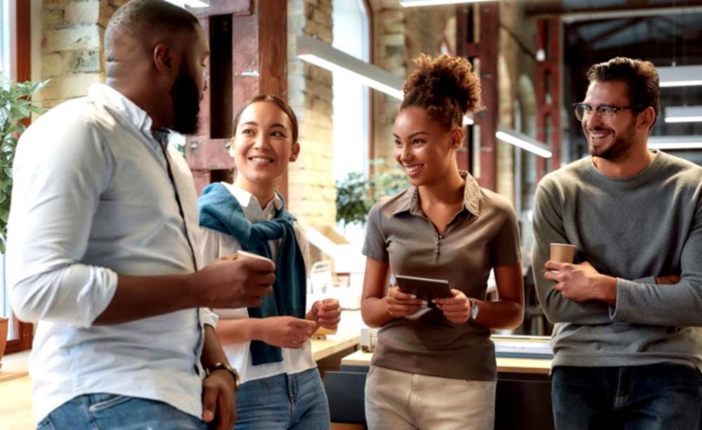 Teilnehmer während einer spirituellen Entwicklungssitzung in ruhiger Atmosphäre